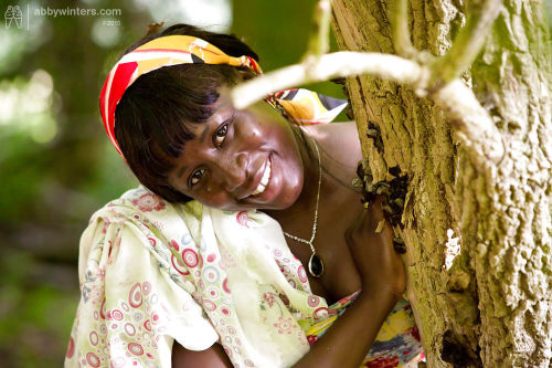 Les plus âgés noir Femme Lewa arriver Nu dans bois pour Nu la modélisation débuts