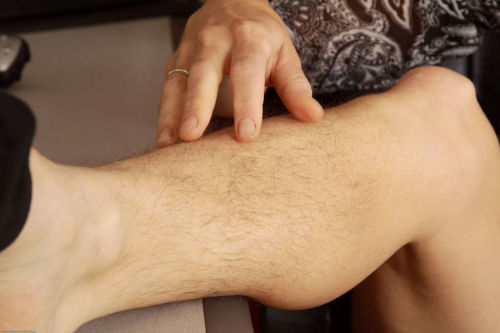 Les plus âgés Femme Avec mal rasé les jambes expose l