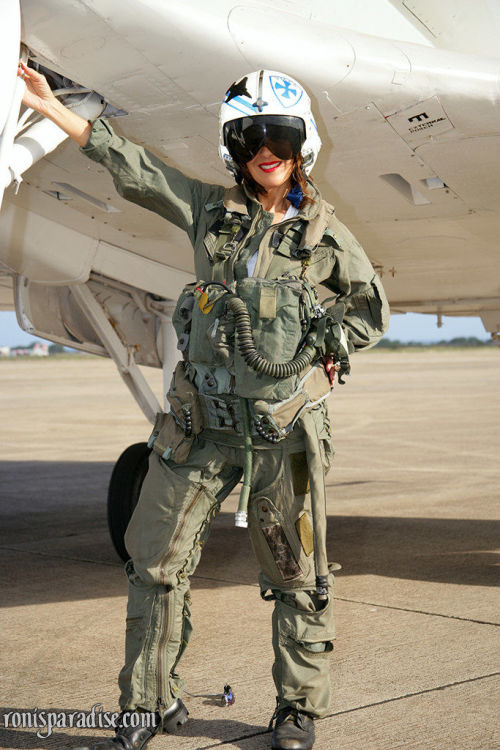 निपुण पायलट Roni दिखा रहा है बड़े स्तन और मैस्टर्बेटिंग पर के विमान