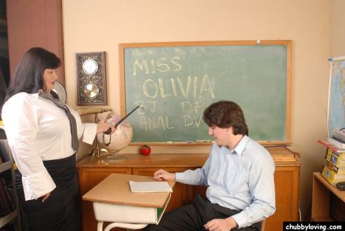 काले बाल वाली फैटी ओलिविया लपेटने उसके छात्र में कक्षा के लिए ग्रेड